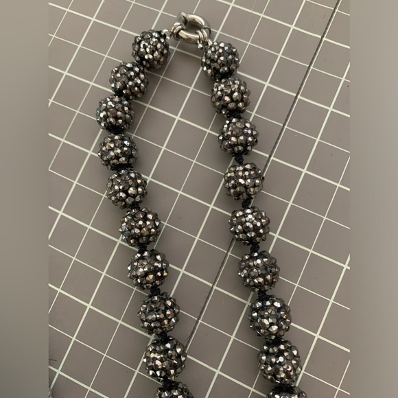 Sparkling tri-colour necklace set. - Picture 4 of 6